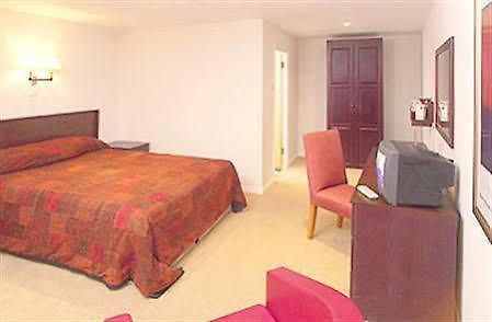 Hotel St Lawrence Luton  Esterno foto